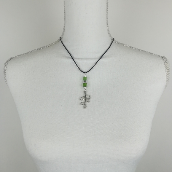 Silver tone leaf necklace with green glass cubes - Picture 2 of 3